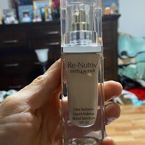 Estee Lauder Re-Nutriv Liquid Makeup SPF 20